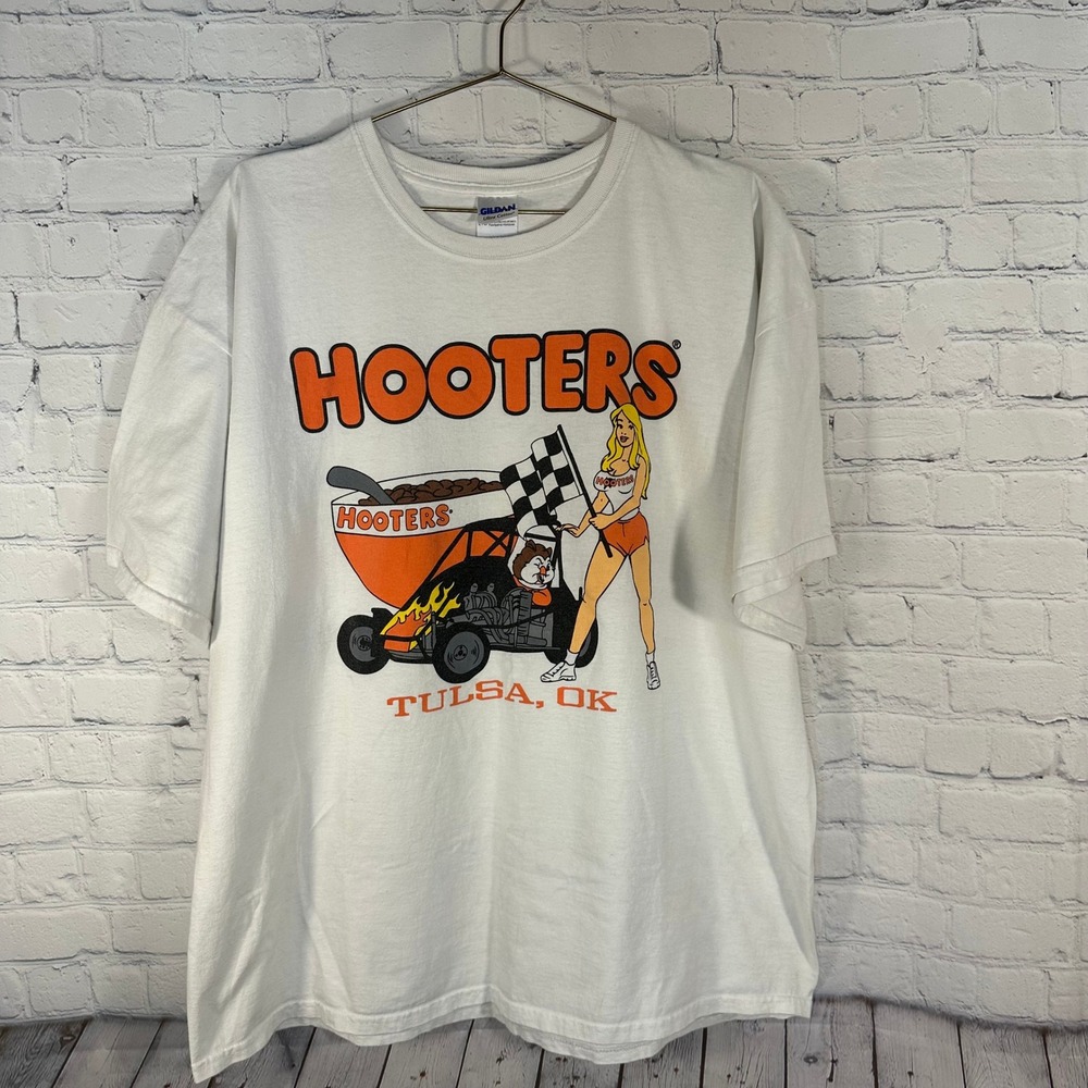 Hooters Tulsa OK Racing Graphic T-Shirt Mens 2XL White Gildan Ultra Cotton Tee
